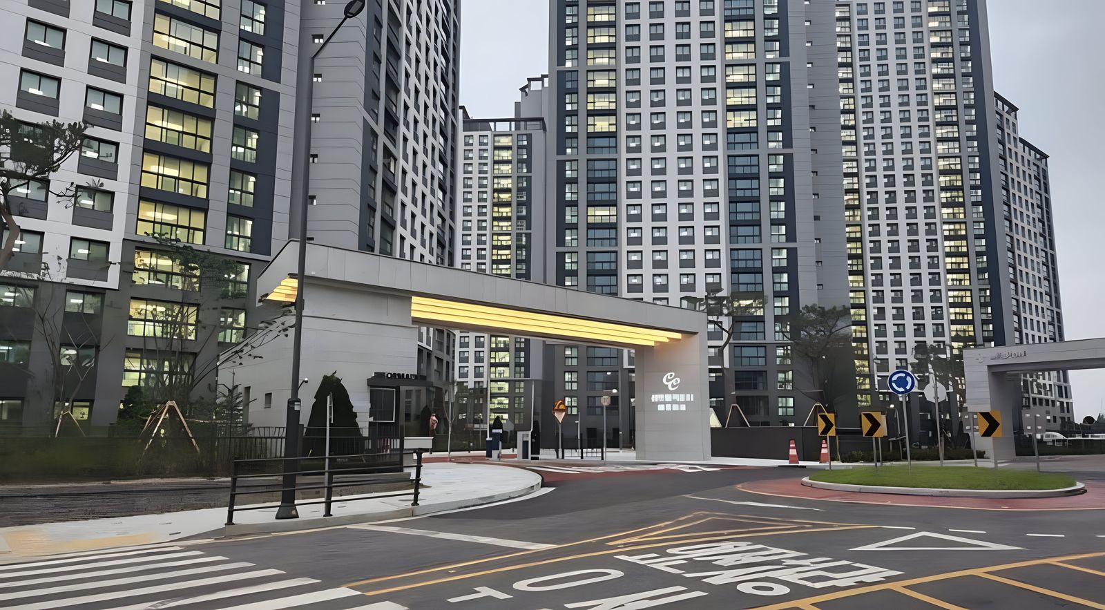 단지 주출입구 야간